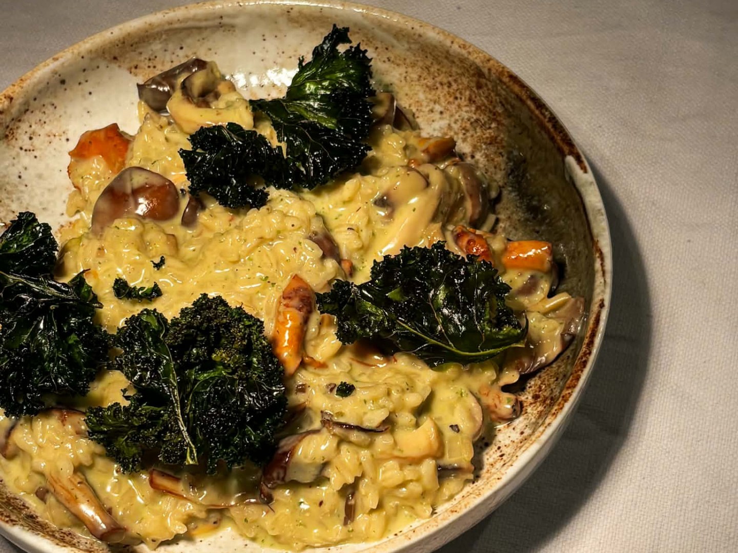 Sopprisotto med assortert sopp og grønnkålchips i keramikkbolle