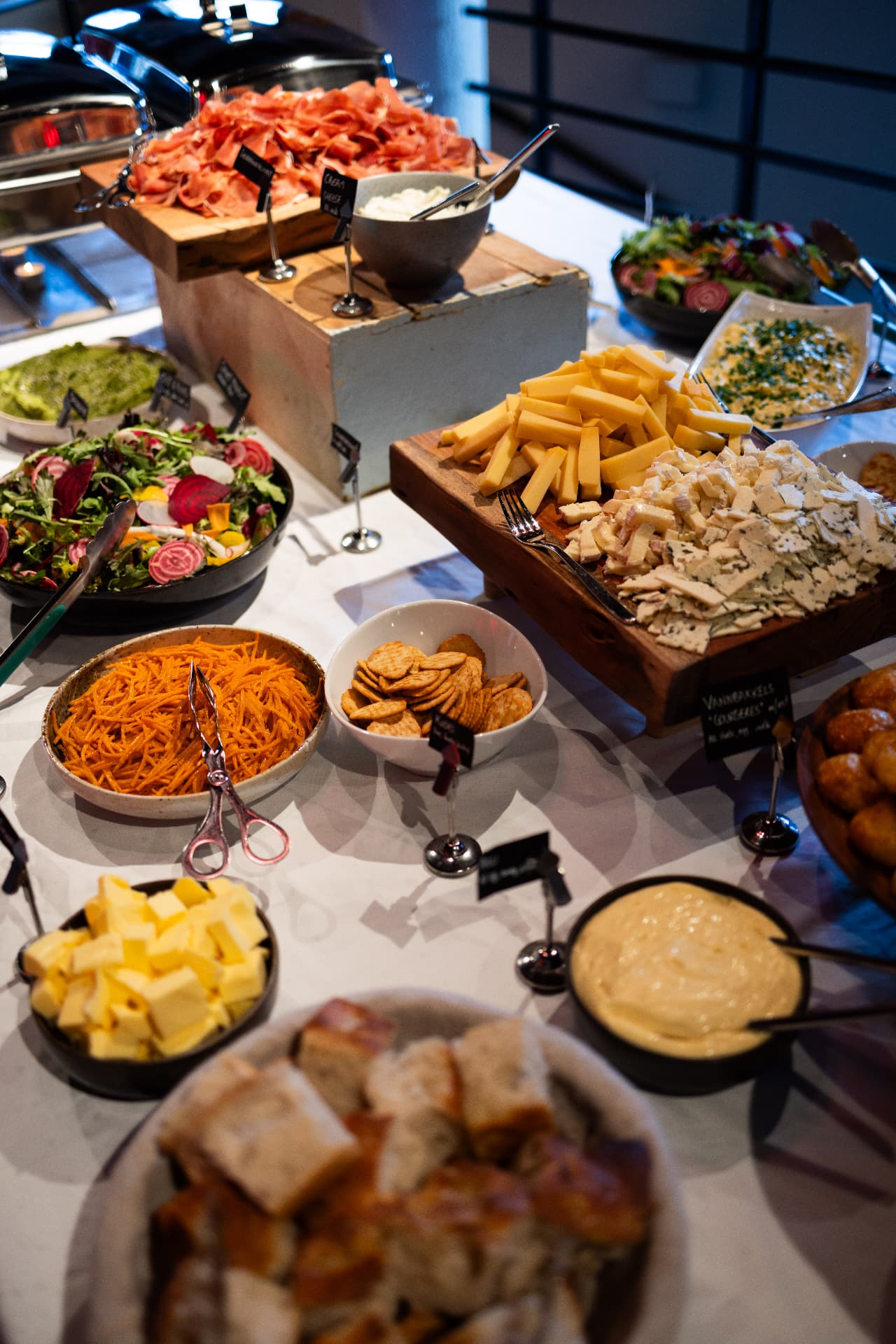 Festbuffet hos Rondo med oster, salater, gougères og spekemat